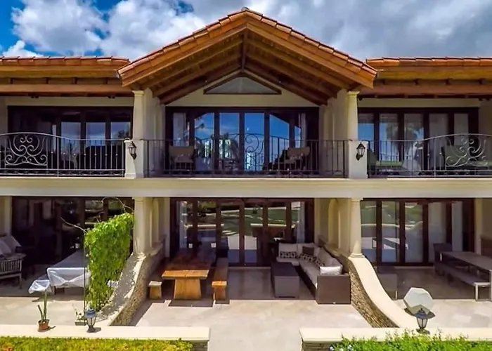 Chic With A Stylish Coastal Design In An Exclusive Community With Direct Access